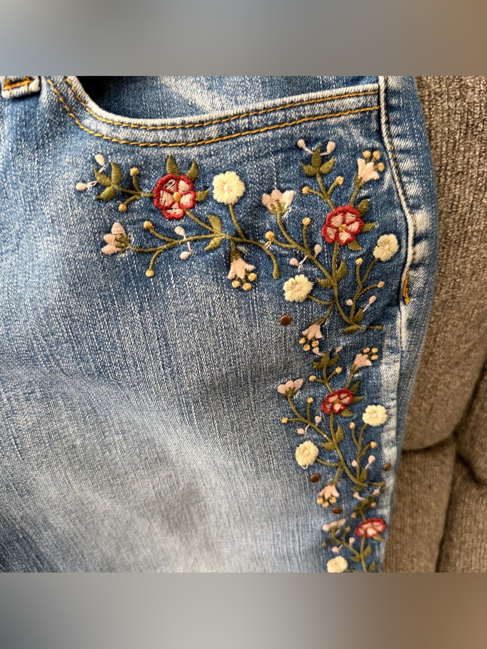 🌾 Love Indigo Mid-rise Embroidered Floral Skinny Blue Jeans Size 8